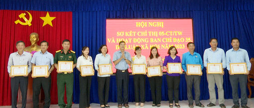 Huyện ủy Phú Tân biểu dương gương điển hình tiêu biểu thực hiện Chỉ thị 05 của Bộ Chính trị