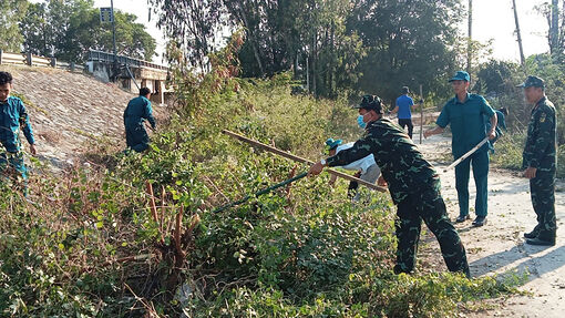 Ra quân vệ sinh môi trường ở biên giới Lạc Quới
