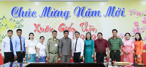 Văn phòng Tòa Hành chính tỉnh Takeo chúc Tết UBND tỉnh An Giang