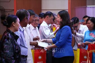 Phó Chủ tịch nước Võ Thị Ánh Xuân tặng quà Tết cho người nghèo tại Bến Tre