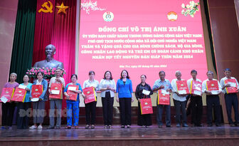 Phó chủ tịch nước Võ Thị Ánh Xuân thăm, tặng quà Tết cho gia đình chính sách, hộ nghèo tại Bến Tre