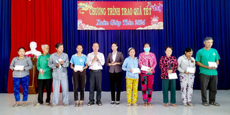 Thêm nhiều phần quà Tết trao tặng người nghèo, hoàn cảnh khó khăn huyện Châu Phú
