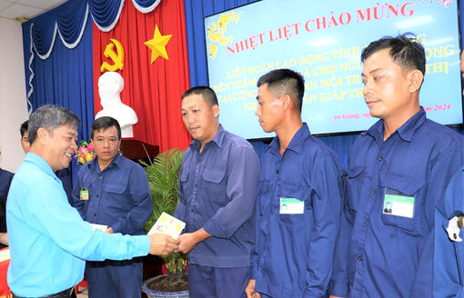 Ấm lòng công nhân môi trường những ngày giáp Tết