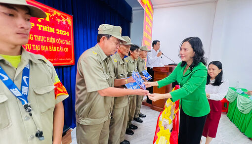 Họp mặt, tặng quà các lực lượng tham gia đảm bảo an ninh trật tự và các hộ đặc biệt khó khăn ở phường Mỹ Long