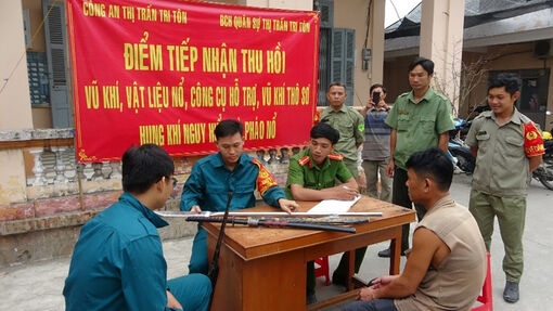 Người dân Tri Tôn giao nộp nhiều vũ khí nguy hiểm