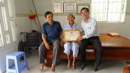 Phó Chủ tịch UBND huyện Tri Tôn Trần Minh Giang mừng thọ các cụ cao tuổi