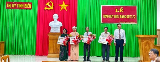 Thị ủy Tịnh Biên trao Huy hiệu Đảng đợt 3/2