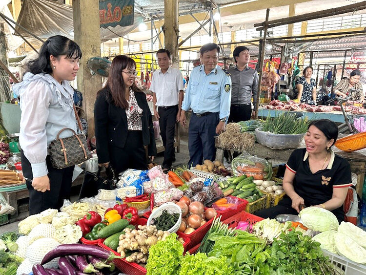 Sở Công Thương An Giang khảo sát bình ổn thị trường tại huyện Tri Tôn