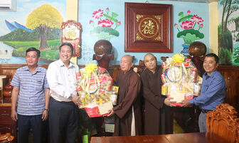 Bí thư Huyện ủy Châu Thành Lê Phước Dũng thăm, chúc Tết các cơ sở tôn giáo ở xã Bình Hòa