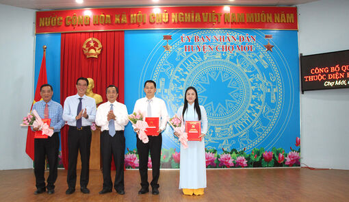 Ban Thường vụ Tỉnh ủy An Giang trao quyết định bổ nhiệm 3 cán bộ tại huyện Chợ Mới
