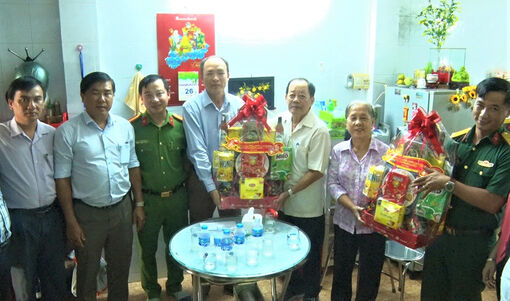 Bí thư Thành ủy, Chủ tịch UBND TP. Châu Đốc Lâm Quang Thi thăm, chúc Tết các nguyên lãnh đạo qua các thời kỳ