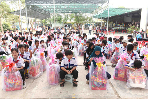 Tổ chức Chương trình “Tết với em thơ vùng biên” Xuân Giáp Thìn năm 2024