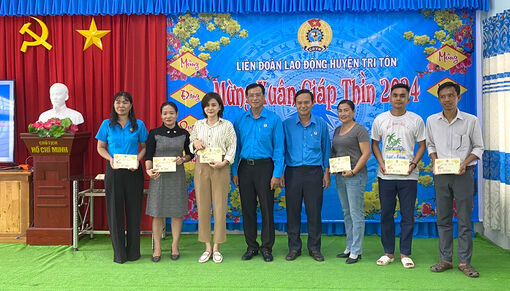 Liên đoàn Lao động tỉnh An Giang tặng quà công đoàn viên bị bệnh hiểm nghèo