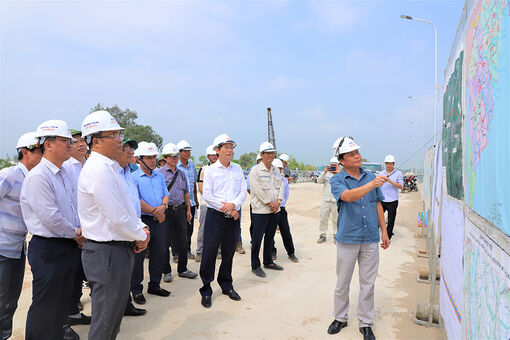 Phó Chủ tịch UBND tỉnh An Giang Lê Văn Phước thăm, chúc Tết công nhân thi công tuyến nối Quốc lộ 91 và tuyến tránh TP. Long Xuyên