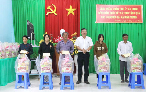 Thăm, chúc Tết lực lượng vũ trang, gia đình chính sách và hộ nghèo