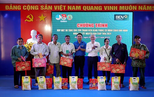 Tỉnh đoàn An Giang  trao quà Tết cho cựu thanh niên xung phong có hoàn cảnh khó khăn