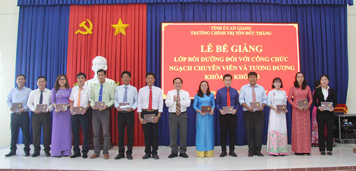 Trường Chính trị Tôn Đức Thắng bế giảng lớp bồi dưỡng kiến thức quản lý Nhà nước ngạch Chuyên viên và tương đương