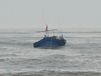 2 tàu cá ở Quảng Bình bị chìm trên biển, 3 người mất tích