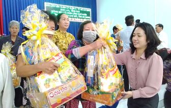 Ban Dân vận Quận ủy quận 5 tặng quà Tết bà con xã Tấn Mỹ