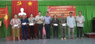 Thêm hàng trăm phần quà Tết được trao tặng người dân huyện Châu Phú