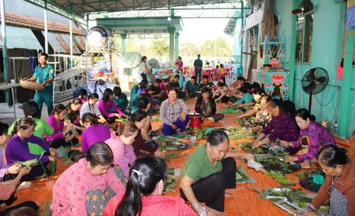 Gói 800 đòn bánh tét tặng gia đình chính sách, hộ nghèo ở xã Tân Phú
