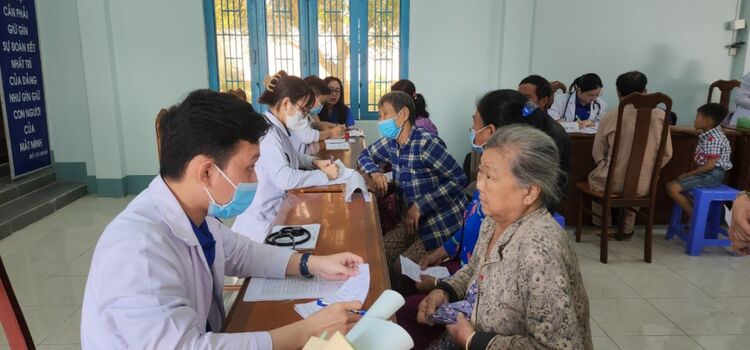 Khám bệnh, cấp thuốc miễn phí và tặng quà người dân xã Bình Phú