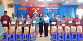 Hội Liên hiệp Phụ nữ tỉnh An Giang tặng 50 phần quà cho hội viên phụ nữ nghèo huyện Châu Phú