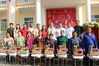 Khám bệnh, cấp thuốc miễn phí và tặng quà cho người dân xã Tân Phú