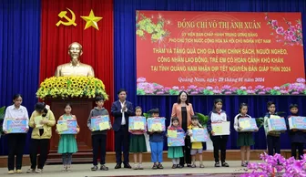 Phó Chủ tịch nước Võ Thị Ánh Xuân tặng quà gia đình chính sách tỉnh Quảng Nam