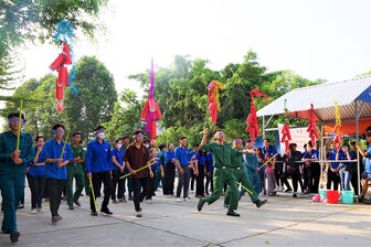 Thành đoàn Châu Đốc tổ chức trò chơi dân gian hưởng ứng Tết quân – dân
