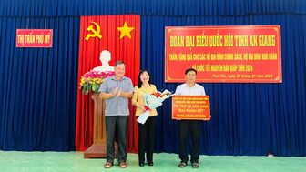 Trung ương Hội Nông dân Việt Nam trao quà Tết tại An Giang
