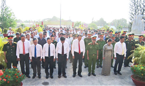 Thường trực Thành ủy Châu Đốc viếng Nhà bia liệt sĩ và họp mặt mừng Đảng, mừng Xuân Giáp Thìn 2024