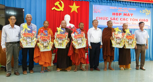Tri Tôn họp mặt chức sắc các tôn giáo mừng Xuân