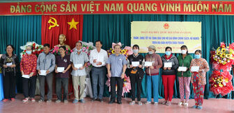 Đoàn Đại biểu Quốc hội tỉnh An Giang tặng quà các gia đình chính, hộ nghèo tiêu biểu ở Châu Thành