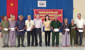 Đoàn Đại biểu Quốc hội tỉnh An Giang trao quà cho hộ nghèo, gia đình chính sách TX. Tân Châu