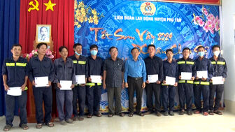 Liên đoàn Lao động huyện Phú Tân tổ chức Chương trình “Tết sum vầy, Xuân chia sẻ” 2024