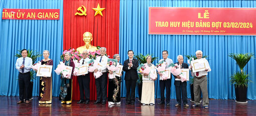 Ban Thường vụ Tỉnh ủy An Giang trao Huy hiệu Đảng đợt 3/2