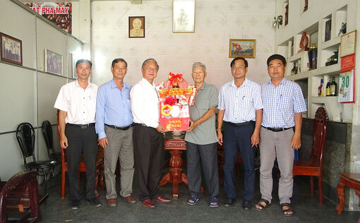 Bí thư Huyện ủy Tri Tôn chúc Tết nguyên lãnh đạo huyện