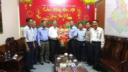 Bí thư Huyện ủy Tri Tôn chúc Tết 2 công ty khai thác đá