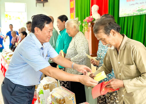 Chủ tịch UBMTTQVN tỉnh An Giang Nguyễn Tiếc Hùng chúc Tết, tặng quà tại Tri Tôn