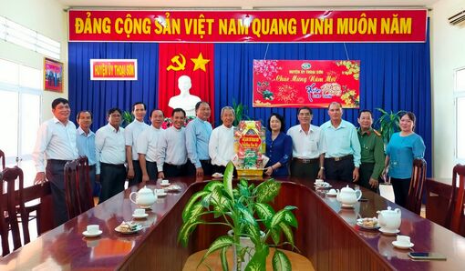 Đoàn linh mục các giáo xứ chúc Tết UBND huyện Thoại Sơn
