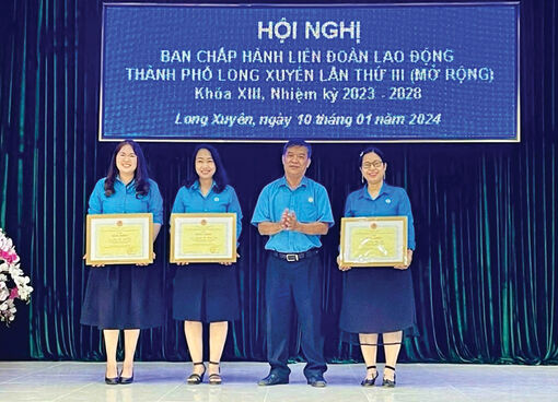 Nữ chủ tịch công đoàn tận tâm với đoàn viên, học sinh