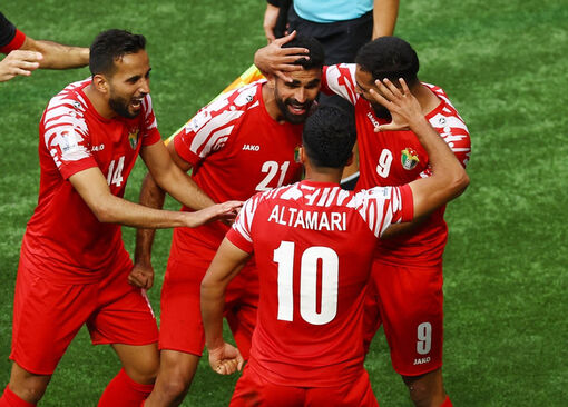 Thắng Iraq siêu kịch tính, Jordan thẳng tiến tứ kết Asian Cup