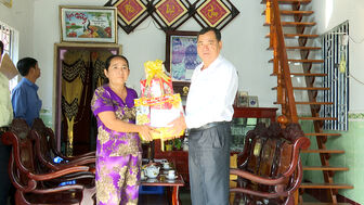 Bí thư Huyện ủy Phú Tân Huỳnh Thành Danh chúc Tết các gia đình chính sách