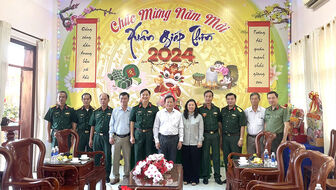 Chủ tịch UBMTTQVN tỉnh An Giang Nguyễn Tiếc Hùng chúc Tết Sư đoàn 4