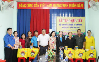 Tặng quà Tết cho hội viên, nạn nhân da cam/Dioxin ở Châu Thành