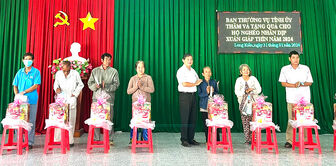 Trưởng ban Nội chính Tỉnh ủy An Giang Lưu Vĩnh Nguyên tặng quà Tết hộ nghèo xã Long Kiến