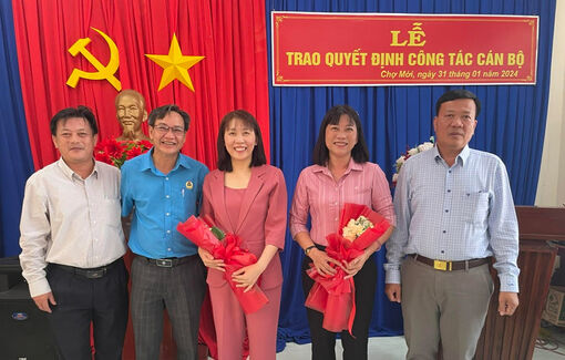 Huyện ủy Chợ Mới trao quyết định điều động cán bộ