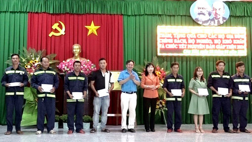Tặng 50 suất quà Tết cho công nhân, người lao động Chợ Mới