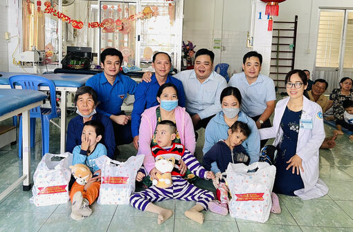 Tặng quà Tết bệnh nhi có hoàn cảnh khó khăn tại Bệnh viện Sản - Nhi An Giang